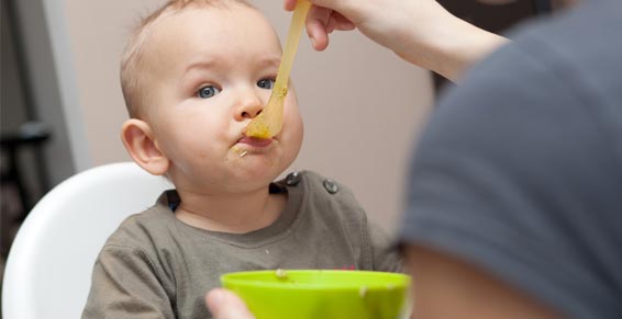 Personne faisant manger un bébé