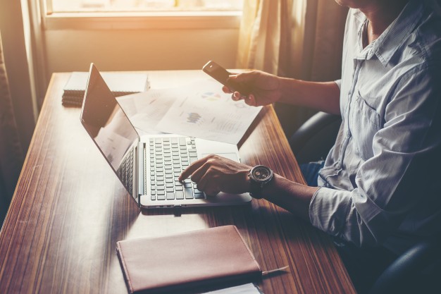Homme qui travail sur ordinateur
